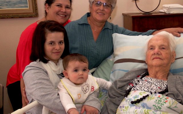 Die 5 geslagte van Tannie Rens Fourie (96) in die bed, met vlnr om haar Mienke Rossell (agter-agter-kleinkind), Marnel Rossell (agter-kleinkind), Ronel Visser (kleinkind) en Maria Otto (skoondogter)